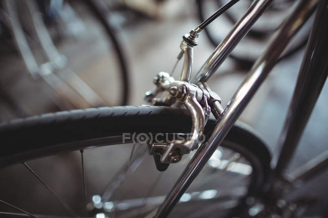 Primer plano de la nueva bicicleta plateada en el taller - foto de stock