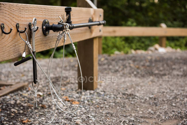 Outils de travail suspendus à une planche de bois dans les bois, gros plan — Photo de stock
