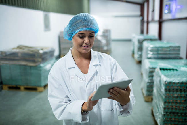 Mitarbeiterinnen nutzen digitales Tablet in Eierfabrik — Stockfoto