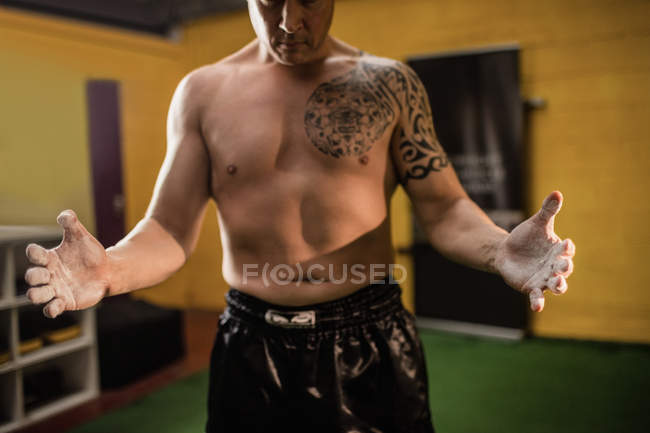 Geschnittenes Bild eines Boxers, der im Fitnessstudio boxt — Stockfoto