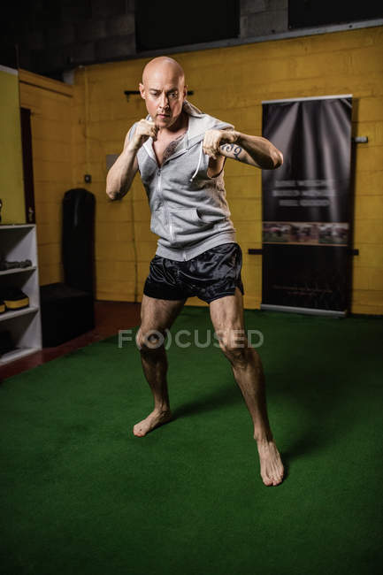 Guapo boxeador tailandés practicando boxeo en el gimnasio - foto de stock