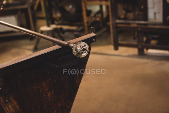 Close-up of glass on blowpipe at glassblowing factory — Stock Photo