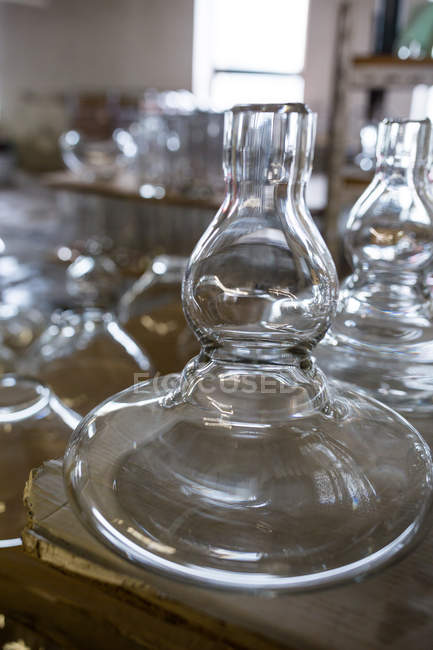 Крупный план пустой стеклянной посуды на стекольном заводе — стоковое фото