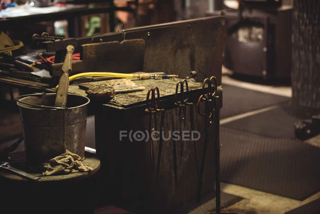 Марверский стол и стеклодувные инструменты на стекольном заводе — стоковое фото