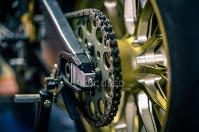 Крупный план цепочки мотоциклов в промышленном механическом цехе — стоковое фото