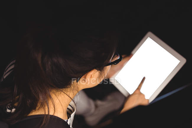 Крупним планом жінка використовує цифровий планшет вночі — стокове фото