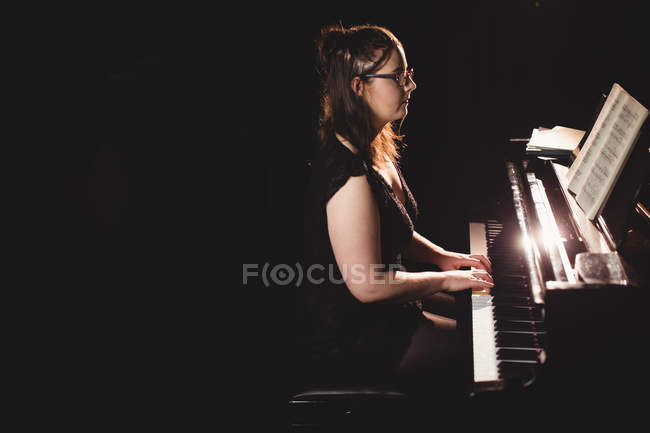Hola Mexico Helecho Mujer tocando un piano en un estudio de música — aficiones, profesional -  Stock Photo | #228967068