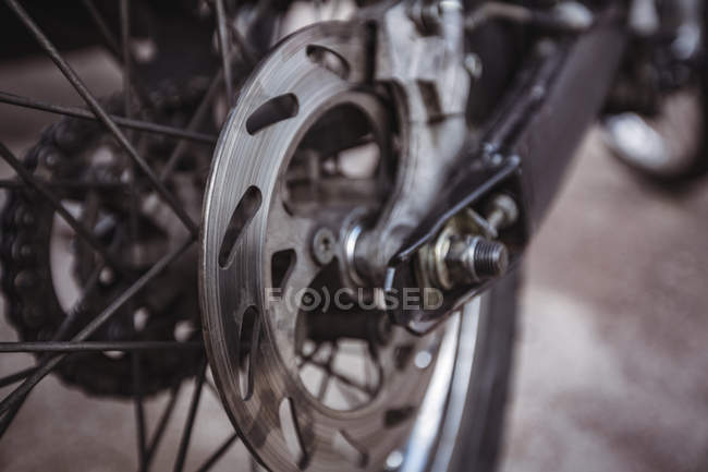 Крупный план тормоза мотоциклетного диска в цехе — стоковое фото