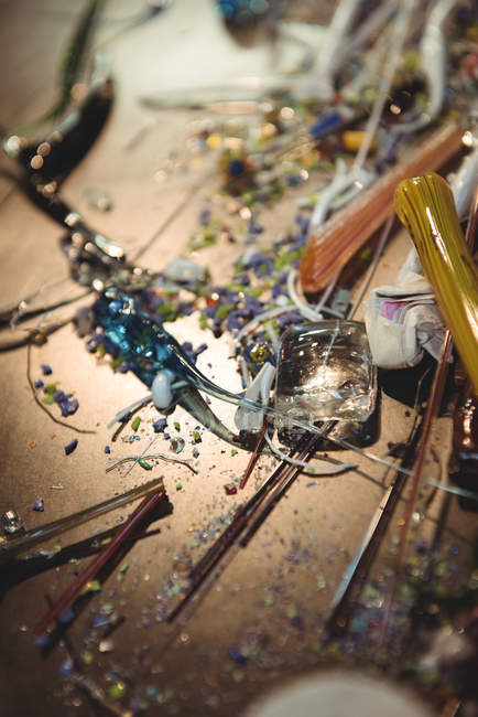 Close-up of frit glass on table at glassblowing factory — Stock Photo