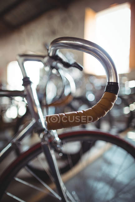 Крупный план нового серебряного велосипеда в мастерской — стоковое фото