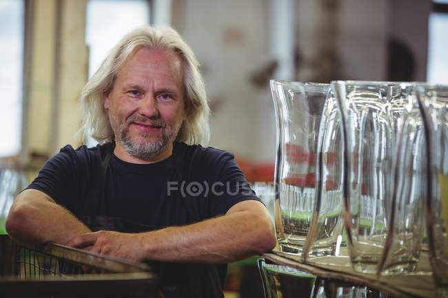 Portrait de souffleur de verre souriant à l'usine de soufflage de verre — Photo de stock
