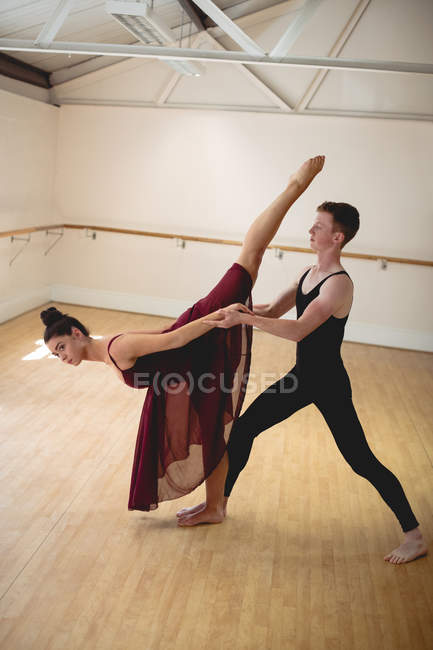 Vista de alto ângulo de parceiros de balé dançando juntos no estúdio moderno — Fotografia de Stock