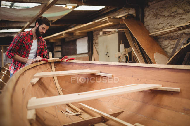 Чоловік готує дерев'яних човнах кадр у верфі — стокове фото