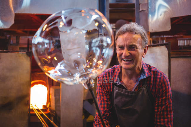 Портрет скляного розпилювача, що формує скло на патрубку на скляній фабриці — стокове фото