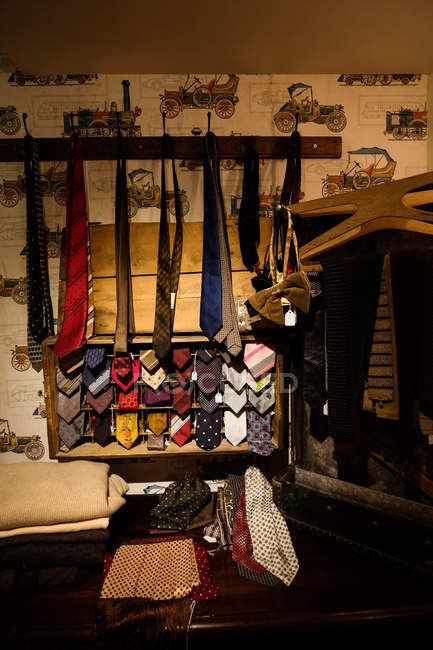 Varias corbatas en exhibición en tienda boutique - foto de stock
