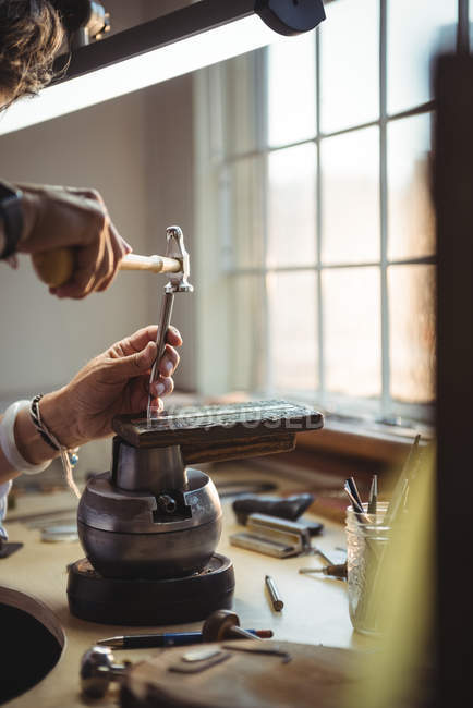 Handwerkerhände mit Werkzeug in Werkstatt — Stockfoto
