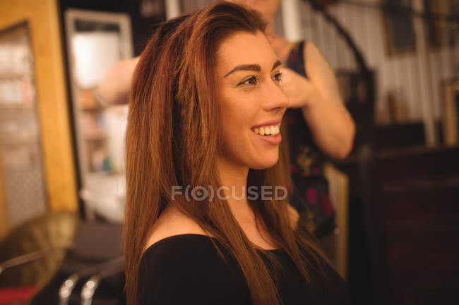 Giovane bruna styling i capelli al salone di bellezza — Foto stock
