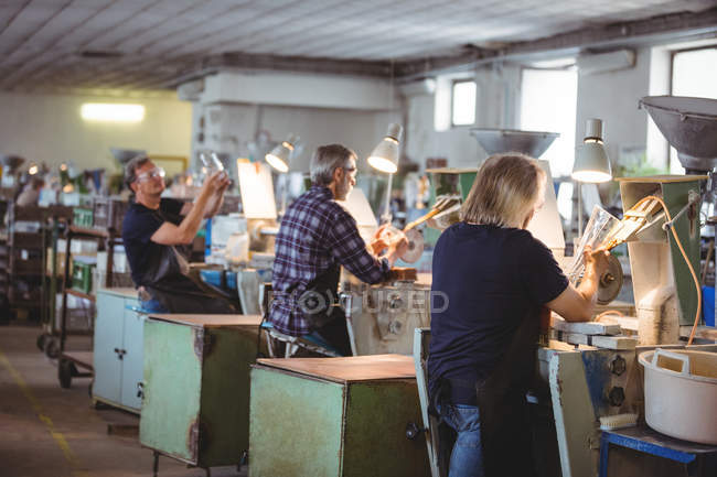 Souffleurs de verre travaillant sur un verre à l'usine de soufflage de verre — Photo de stock