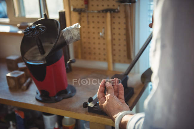 Mittelteil der Handwerkerin arbeitet in Werkstatt — Stockfoto
