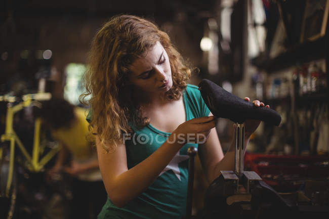 Bicicleta de exame mecânico na oficina — Fotografia de Stock
