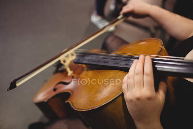 Mittelteil einer Studentin, die im Studio Kontrabass spielt — Stockfoto