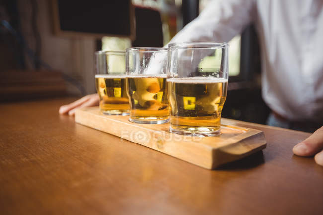 Primo piano di bicchieri di birra sul bancone del bar nel bar — Foto stock