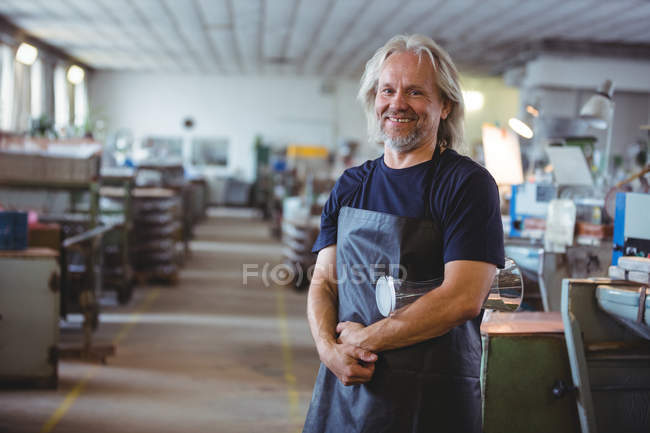 Portrait of glassblower holding glass vase at glassblowing factory — Stock Photo
