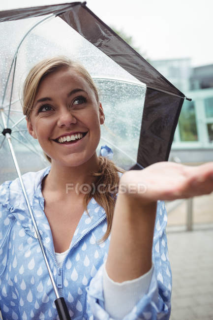 Retrato de mulher bonita desfrutando de chuva durante a estação chuvosa — Fotografia de Stock