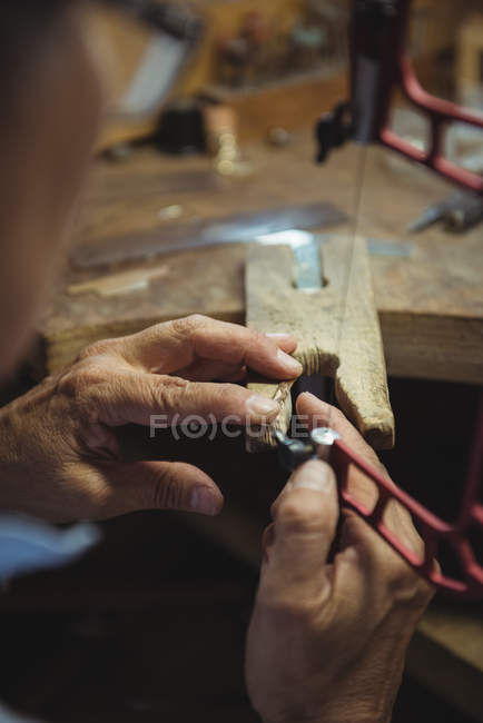 Gros plan de l'artisan travaillant en atelier — Photo de stock