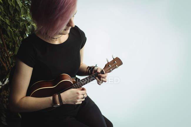 Femme jouant de la guitare à l'école de musique — Photo de stock