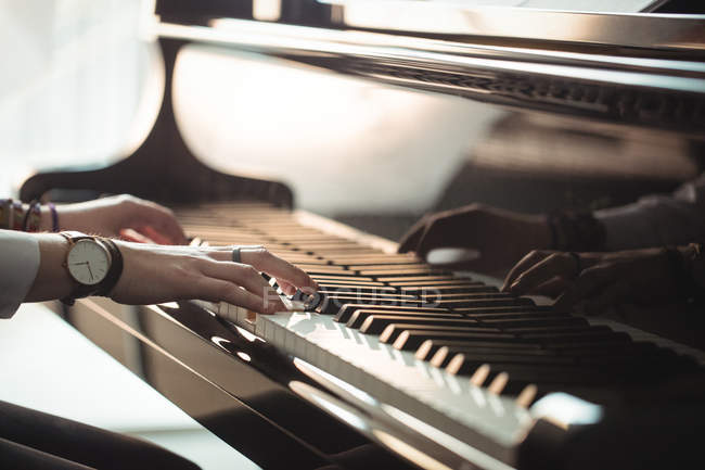 Femme jouant du piano dans un studio de musique — Photo de stock