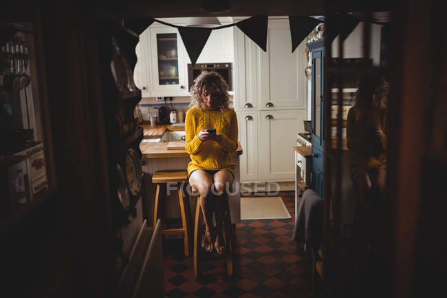 Hermosa mujer tomando café en la cocina en casa - foto de stock