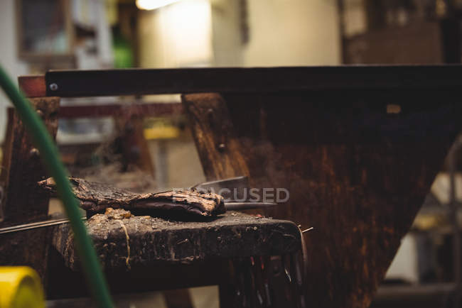 Primo piano dello strumento di soffiaggio del vetro sul tavolo presso la fabbrica di soffiaggio del vetro — Foto stock