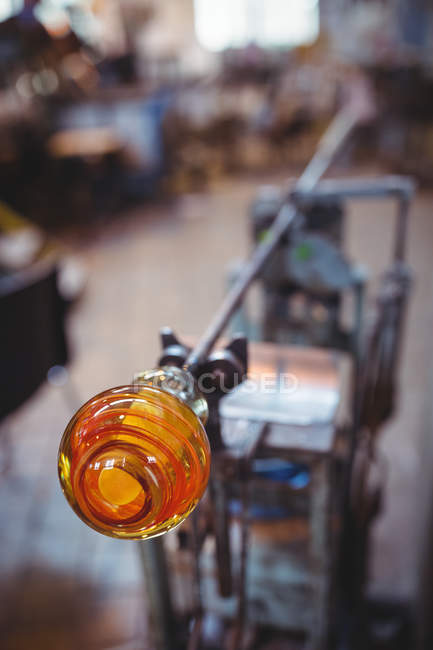 Glas, das in industriellem Atelier geformt wird, Nahaufnahme — Stockfoto