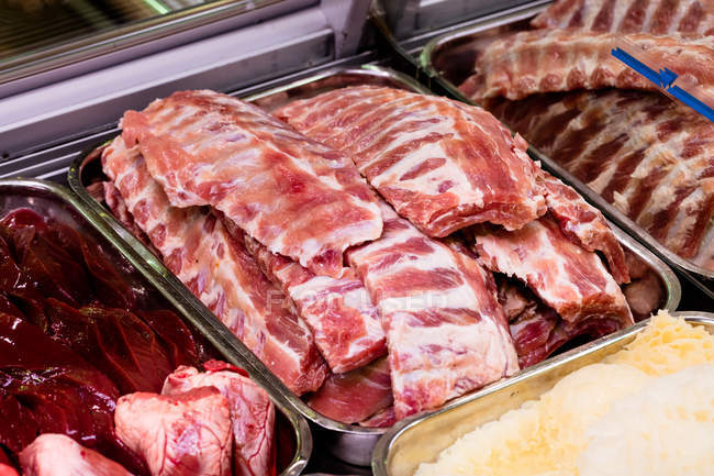 Fatias de carne vermelha no balcão de exposição no açougue — Fotografia de Stock