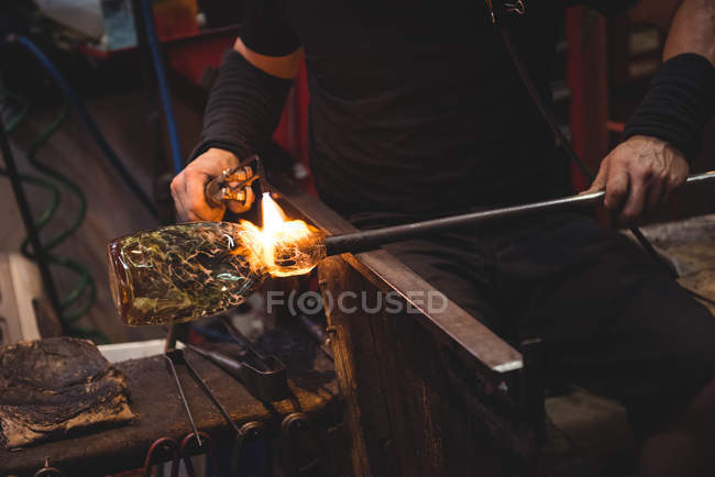 Immagine ritagliata di vetro soffiatore modellare vetro fuso in fabbrica di soffiaggio del vetro — Foto stock