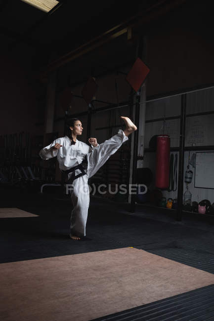 Женщина, занимающаяся карате в фитнес-студии — стоковое фото
