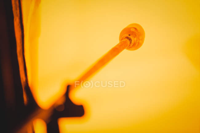 Close-up de um pedaço de vidro aquecido em forno na fábrica de sopro de vidro — Fotografia de Stock