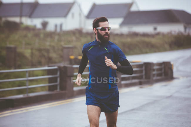 Athlète courir sur la route pendant la journée — Photo de stock