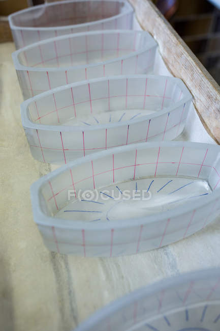 Recipientes de vidro vazios em oficina na fábrica de sopro de vidro — Fotografia de Stock