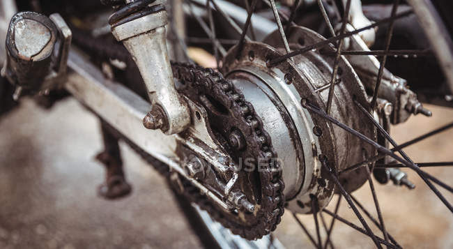 Nahaufnahme der Motorradkette in der Industriemechanikerwerkstatt — Stockfoto