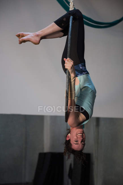 Gymnast performing gymnastics on hoop in fitness studio — Stock Photo