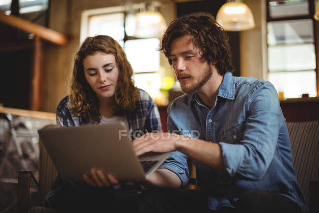 Пара с ноутбуком в мастерской — стоковое фото