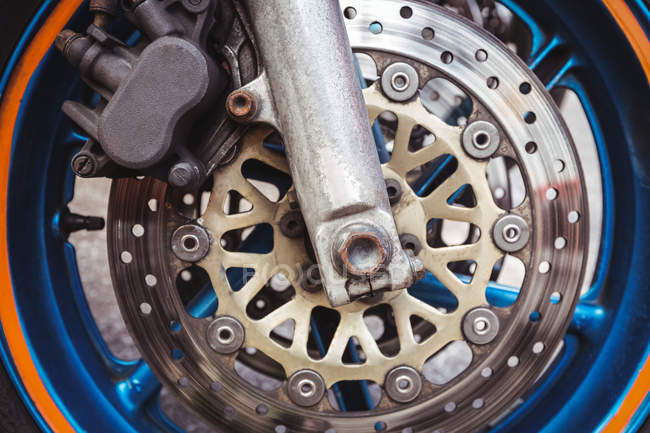Gros plan sur le frein à disque de moto en atelier — Photo de stock