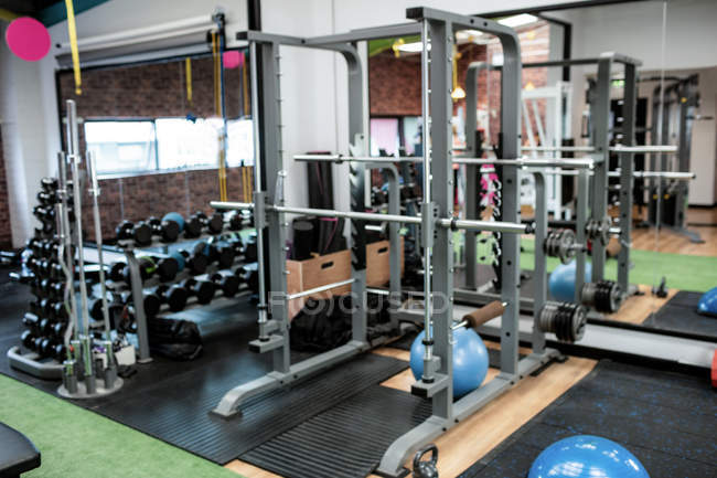 Vue des équipements de gymnastique vides dans la salle de fitness — Photo de stock