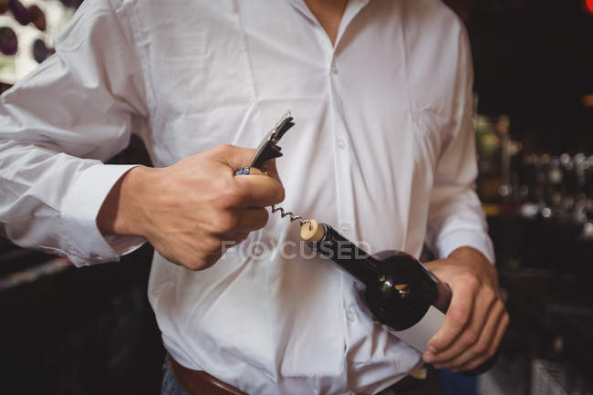 Seção intermediária de bar concurso abrir uma garrafa de vinho no balcão do bar — Fotografia de Stock