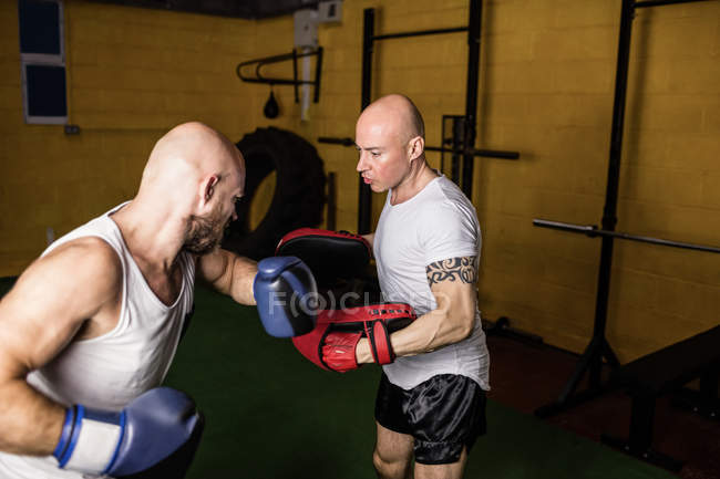 Два тайські боксери практикуючих боксу в тренажерний зал — стокове фото
