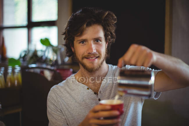 Портрет механічного наповнення кави в чашці в майстерні — стокове фото