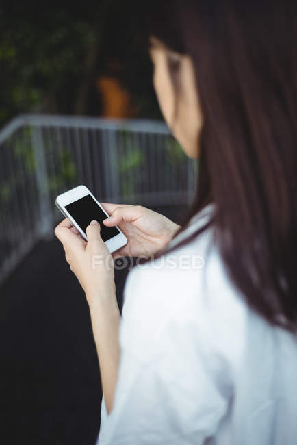 Крупним планом жіночі текстові повідомлення на мобільний телефон — стокове фото