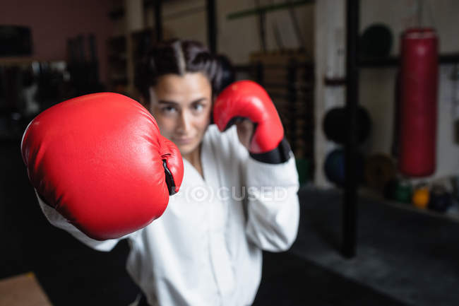 Foco seletivo de Mulher em luvas de boxe no estúdio de fitness — Fotografia de Stock
